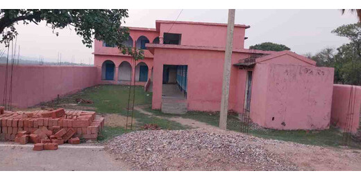 प्राथमिक विद्यालय की चहारदीवारी निर्माण पर दबंगों ने लगाई रोक, प्रशासन बनी मुकदर्शक 